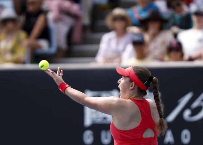 Ostapenko un Peresa iekļūst prestižā Abū Dabī dubultspēļu turnīra finālā