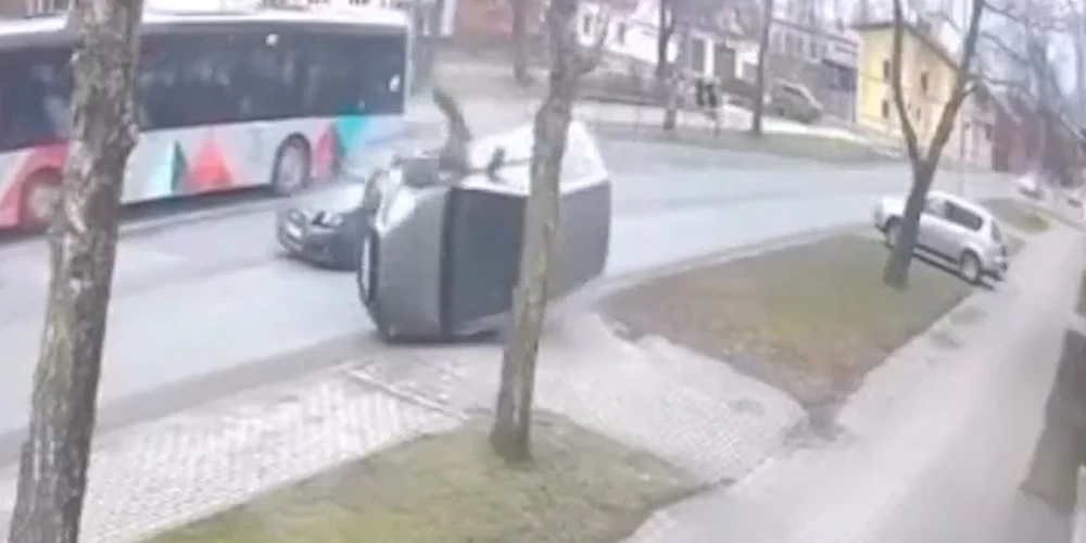 Viens no spēkratiem pēc sadursmes apmeta kūleni.