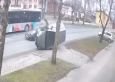 VIDEO: Liepājā avārijā iesaistīts auto pēc sadursmes apmet kūleni