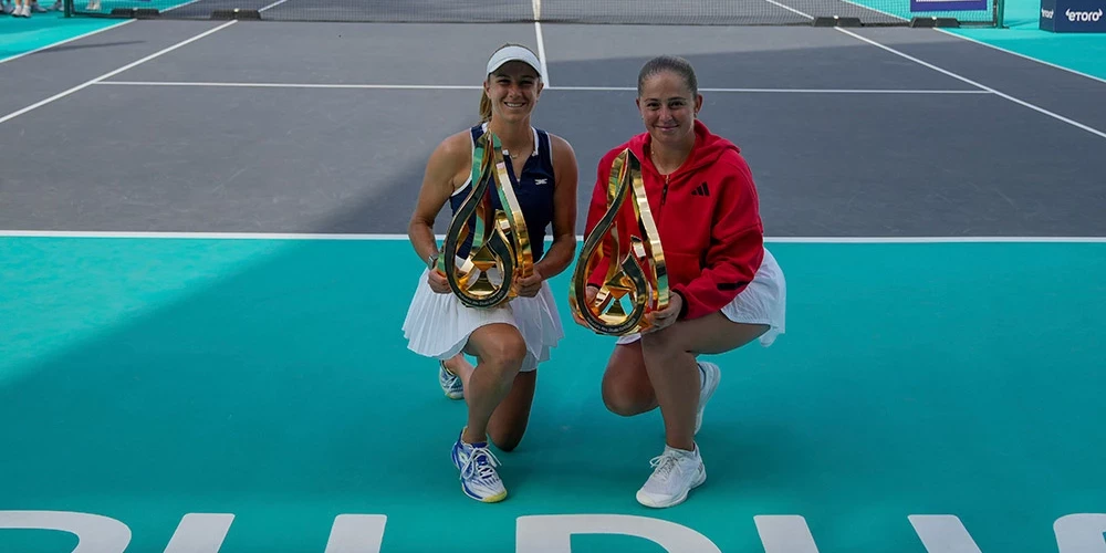 Aļona Ostapenko pārī ar austrālieti Elinu Peresu pārliecinoši uzvarēja Abū Dabī "WTA 500" sērijas turnīra finālā.