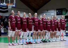 Latvijas sieviešu basketbola izlase Dublinā 2025. gada Eiropas čempionāta (EČ) kvalifikācijas turnīra pēdējā mačā pēc pirmā puslaika ar rezultātu 51:46 uzvar Īriju.