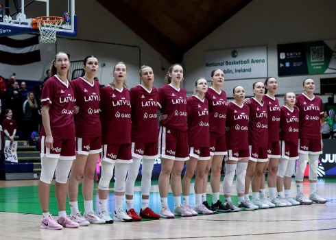 Latvijas sieviešu basketbola izlase Dublinā 2025. gada Eiropas čempionāta (EČ) kvalifikācijas turnīra pēdējā mačā pēc pirmā puslaika ar rezultātu 51:46 uzvar Īriju.