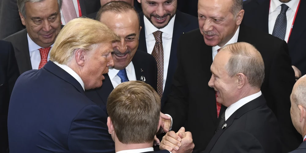 Donalds Tramps (no kreisās) un Vladimirs Putins (no labās) 2019. gadā.