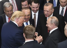 Donalds Tramps (no kreisās) un Vladimirs Putins (no labās) 2019. gadā.