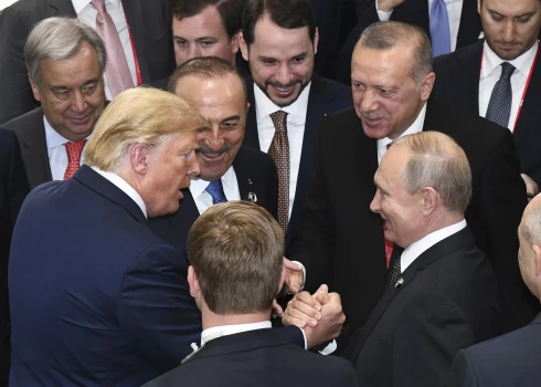 Donalds Tramps (no kreisās) un Vladimirs Putins (no labās) 2019. gadā.