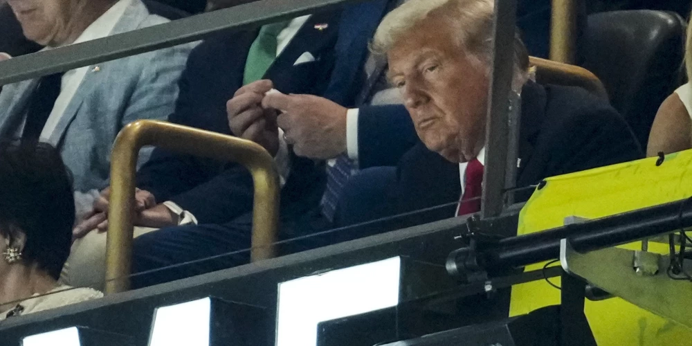 Donalds Tramps noskatās, kā viņa reiz atraidītie "Eagles" saplosa līdzšinējos "Super Bowl" čempionus "Chiefs"