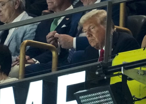 Donalds Tramps noskatās, kā viņa reiz atraidītie "Eagles" saplosa līdzšinējos "Super Bowl" čempionus "Chiefs"