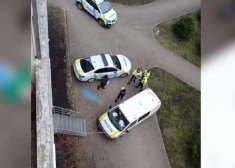 "Gulēja tieši zem maniem logiem...” Pļavniekos bojā gājusi seniore, nokrītot no piektā stāva lodžijas