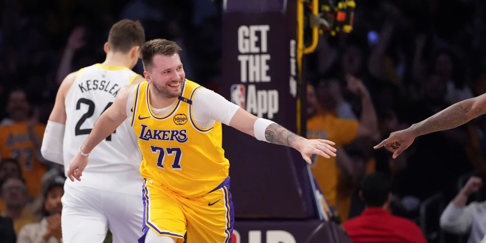 Luka Dončičs savā debijā "Lakers" rindās varēja plati smaidīt.