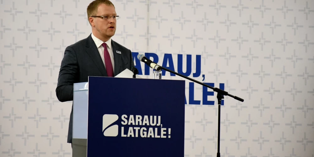 18. novembrī, pāris dienas pirms Daugavpils mēra Andreja Elksniņa jaunās partijas "Sarauj, Latgale!" dibināšanas, lapas nosaukums tika mainīts no "Daugavpils LIVE" uz "Sarauj, Latgale!"