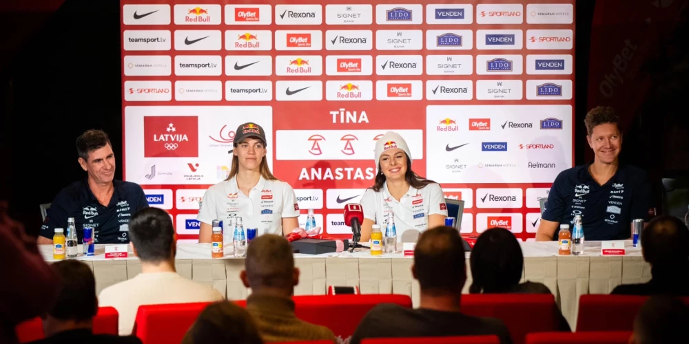 Tīna Graudiņa un Anastasija Samoilova (vidū) preses konferencē. 