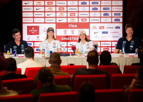 Tīna Graudiņa un Anastasija Samoilova (vidū) preses konferencē.