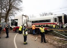 Ātrvilciena un kravas automašīnas katastrofas vieta Vācijā