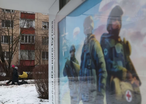 Tikmēr Krievijas pilsētas ir pārbāztas ar reklāmas plakātiem, vervējot jaunu lielgabalgaļu karam Ukrainā (foto: Scanpix / EPA)