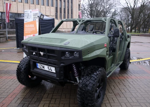 Latvijas militƒÅrƒÅs industrijas "Expo" militƒÅrƒÅs preces Ziedot.lv kampa≈Üas atklƒÅ≈°anas pasƒÅkumƒÅ, kas tiek ra≈æotas LatvijƒÅ un par ziedojumiem tiks sar≈´pƒìtas Ukrainas armijai.