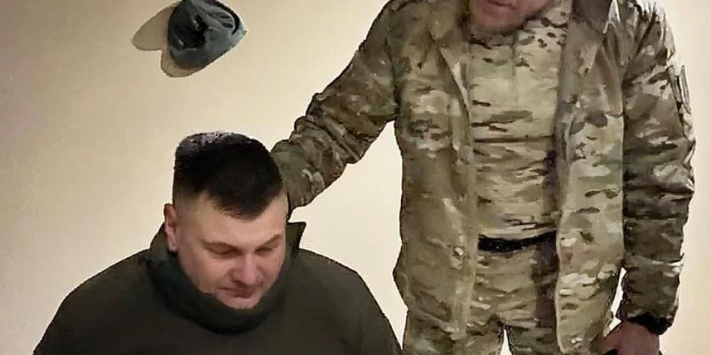 Ukrainas Drošības dienesta (SBU) vadītājs Vasiļs Maļuks ar arestēto nodevēju Dmitriju Kozjuru (foto: SBU / X)