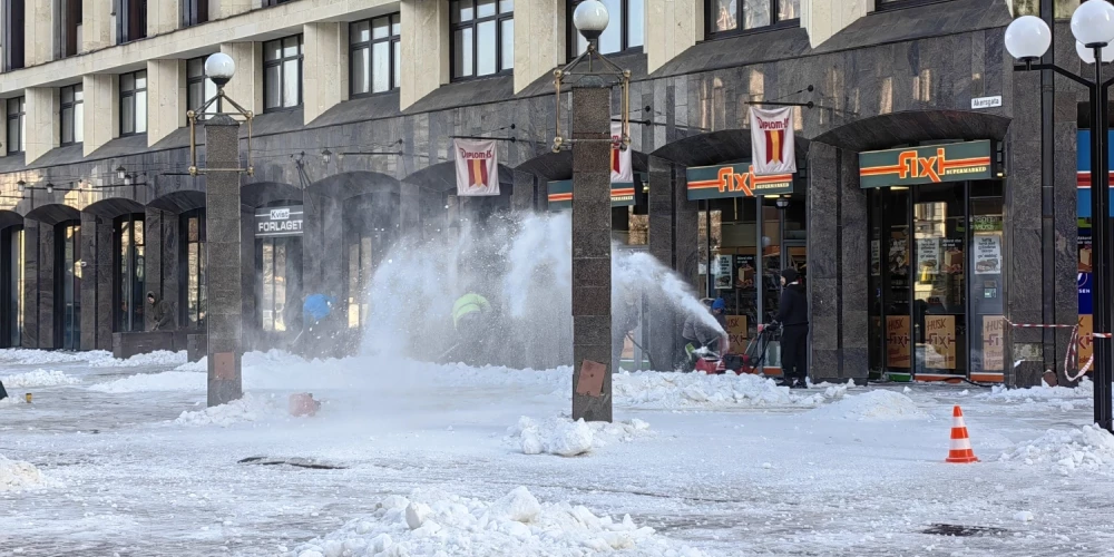 Holivudas grāvēja uzņemšana Rīgā turpinās.