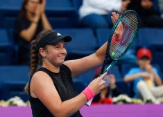 Ar pārliecinošu uzvaru pār pasaules ceturto raketi Aļona Ostapenko iekļūst Dohas "WTA 1000" turnīra ceturtdaļfinālā