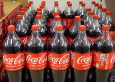 Ja ASV prezidenta Donalda Trampa noteiktie tarifi padarīs alumīnija skārdenes dārgākas, uzņēmumam “Coca-Cola”, iespējams, nāksies izvēlēties pārdot dzērienus plastmasa pudelēs.