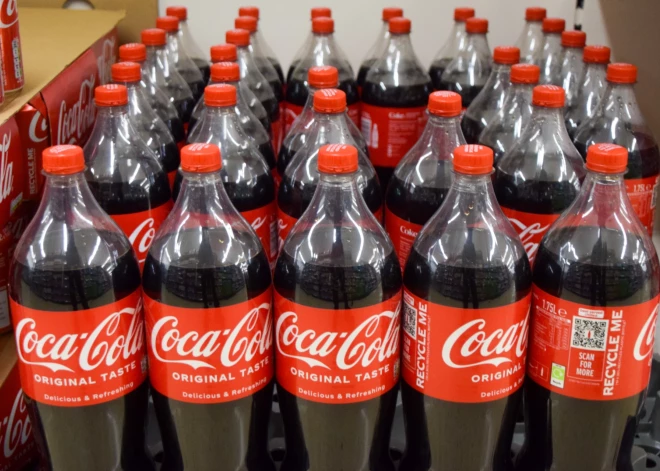 Uzņēmumam “Coca-Cola”, iespējams, nāksies pārdot vairāk dzērienu plastmasas pudelēs