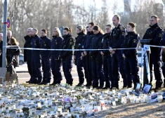 Piemiņas pasākums bojā gājušajiem skolas apšaudē.