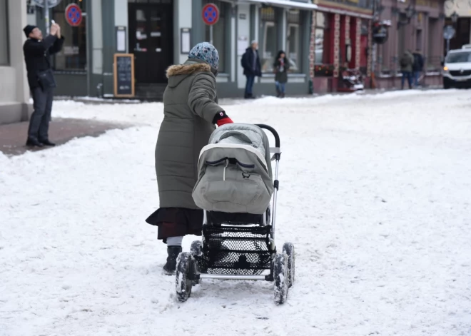 Saeima noraida opozīcijas priekšlikumu palielināt valsts garantētos uzturlīdzekļus bērniem