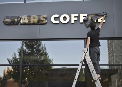 Likumprojekts paredz, ka no izkārtnēm un veikalu vitrīnām vajadzētu pazust tādiem vārdiem kā: "coffee", "sale", "shop", "open" un citiem vārdiem.