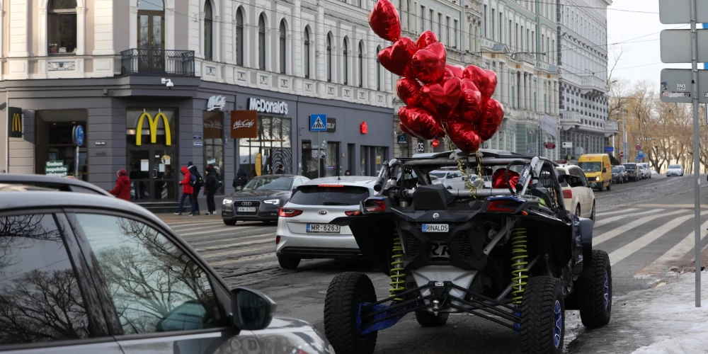 Ar balonu sirdīm izrotāta automašīna Aspazijas bulvārī. Foto no arhīva: 2022. gads. 