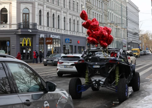 Ar balonu sirdīm izrotāta automašīna Aspazijas bulvārī. Foto no arhīva: 2022. gads. 