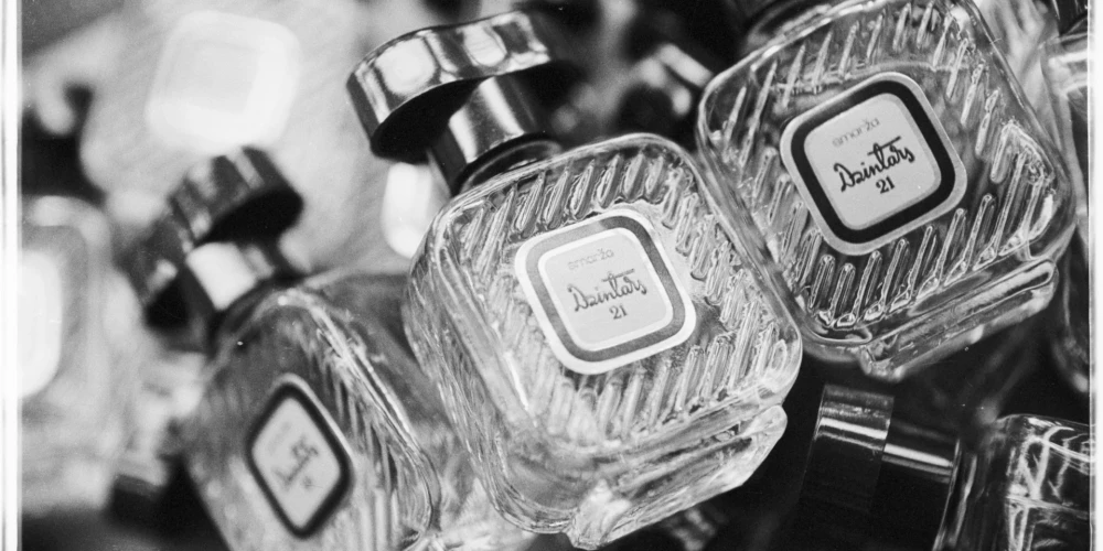 "Dārgā gala" smaržas kā "Dzintars 21" tika izmantotas tikai un vienīgi ārīgi. Iekšķīgās lietošanas fani deva priekšroku kaut kam lētākam. 