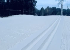 Biķernieku trasē sapūsts mākslīgais sniegs - slēpotāji aicināti baudīt ziemas priekus