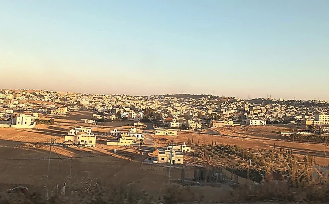 Skats no Agnijas un Raida mājas jumta. Vasarā pēc saulrieta uz jumta tiek pavadīts daudz laika, jo tad tur var veldzēties no dienas svelmes.