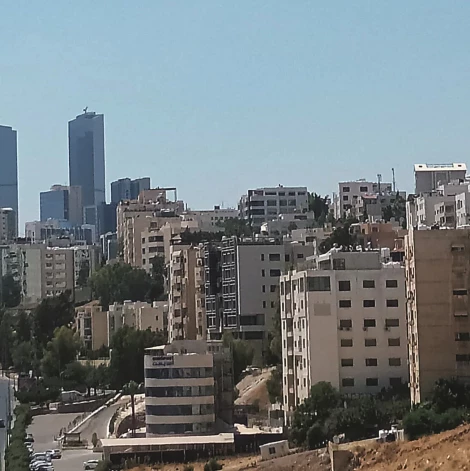 Pilsētas centrā ir arī dzīvokļu mājas, lai gan jordānieši labāk grib dzīvot privātmājās.