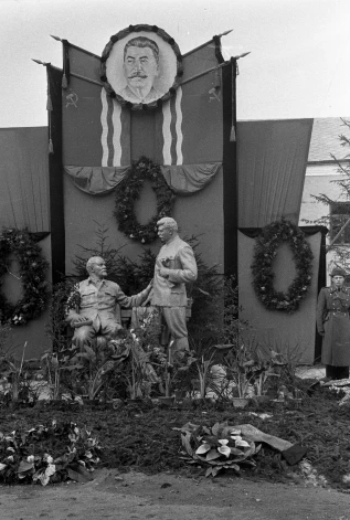 Apvienotais Ļeņina un Staļina piemineklis Daugavpilī. 1956. gadā tam noņēma Staļina figūru, bet piecus gadus vēlāk demontēja arī atlikušo pieminekli. 