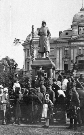 1918. gadā vācieši Rīgas centrā uzstādīja tā dēvēto Koka Frici. Jau pēc pusgada boļševiki to nogāza un vietā uzlika Kārli Marksu. 