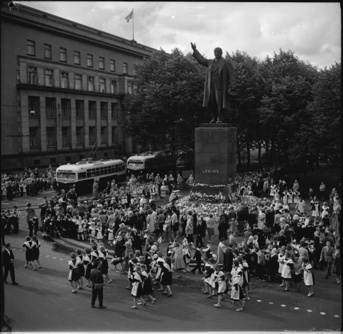 Padomju laikos Rīgas skolēniem 1. septembrī nācās iet nolikt ziedus pie Ļeņina pieminekļa pilsētas centrā. 