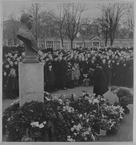 Staļina nāves dienai veltīts mītiņš pie vadoņa pieminekļa Kirova parkā 1953. gadā. Nepagāja necik ilgs laiks, kad pieminekli novāca, savukārt Kirova parks par Vērmaņdārzu kļuva tikai deviņdesmito gadu sākumā. 