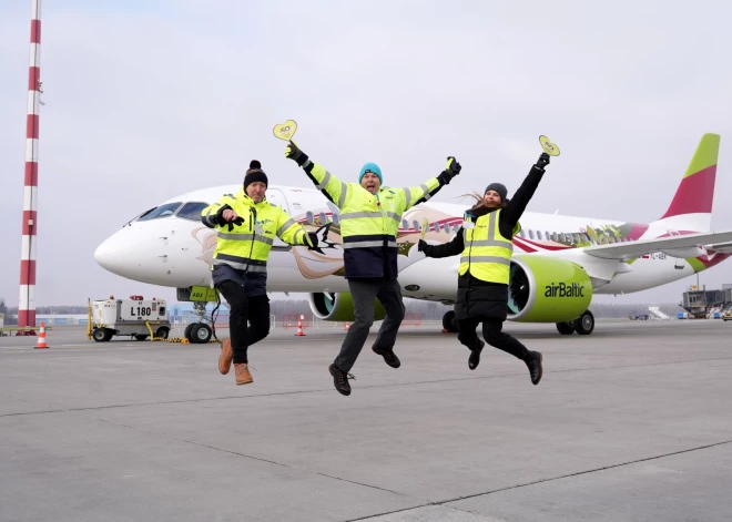 Rīgas lidostā notiek pasākums, kurā Latvijas nacionālā aviokompānija "airBaltic" saņem 50. "Airbus A220-300" lidmašīnu ar īpašo krāsojumu.