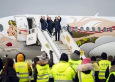 FOTO: īpašā ceremonijā ar svinīgu pārlidojumu virs lidostas "airBaltic" sagaida savu 50. lidmašīnu ar īpašu krāsojumu