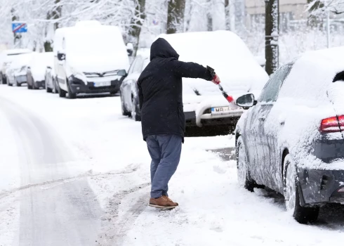 Autoceļi daudzviet būs slideni. Vējam lēni līdz mēreni pūšot no ziemeļiem, uzlabosies gaisa kvalitāte.