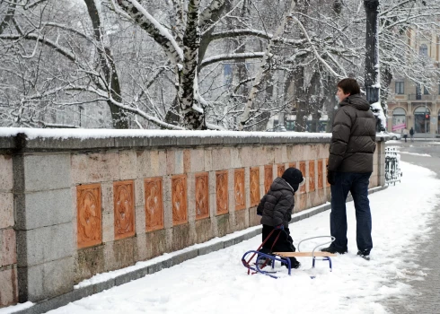  “Bērni ar nopietnām atkarībām ir upuri smagām ielaistām dzīves problēmām, kas ir jārisina pieaugušo sabiedrībai ar visaptverošu atbalsta sistēmu, nevis vienu pakalpojumu kādā izolētā iestādē.”