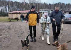 Šova “Ģimene burkā” dalībnieki Folkmaņi apsver suņa adopciju