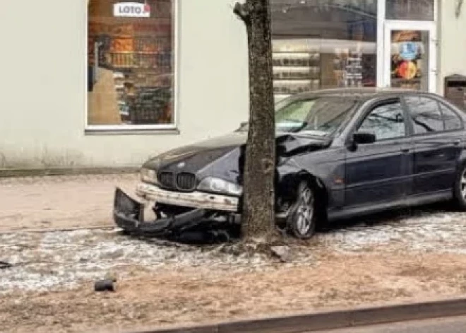 Vienkārši aizgāja pēc kafijas - avarējuša "BMW" vadītāja rīcība Grīziņkalnā pārsteidz