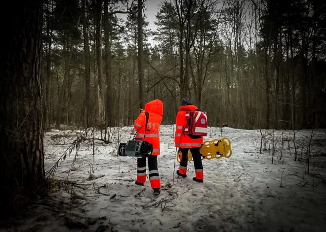 Māte tuvu klīniskajai nāvei, bet viņas dēls pārdzēries traucē mediķiem glābt