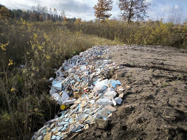 Upesciemā applūstošās teritorijas pie dīķa kāds bija pamanījies aizbērt ar būvgružiem. 