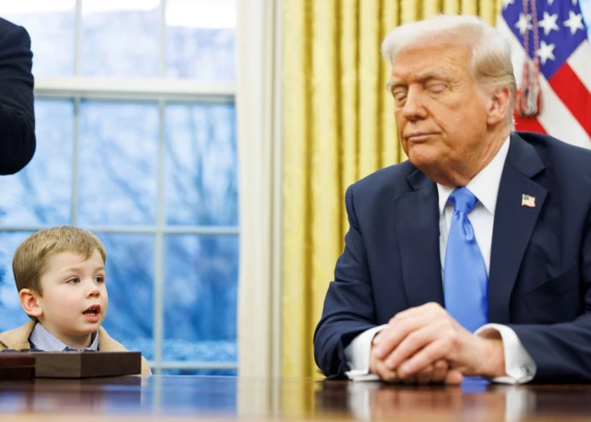 "Aizver savu muti!" Maska dēls kļūst par interneta sensāciju pēc piezīmes Trampam (VIDEO)