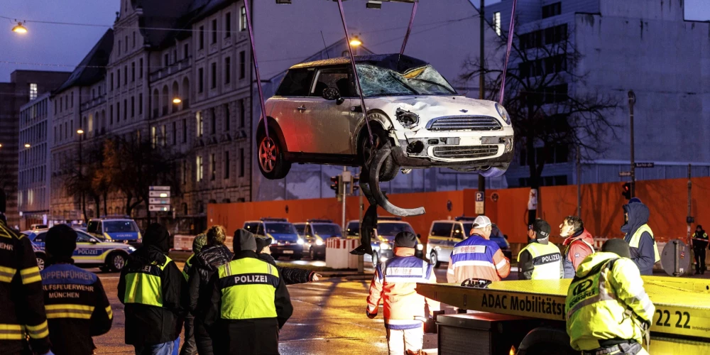 Auto uzbrauca aktīvistu grupai "Verdi", kas bija devusies arodbiedrības demonstrācijas gājienā. 