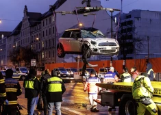 Auto uzbrauca aktīvistu grupai "Verdi", kas bija devusies arodbiedrības demonstrācijas gājienā. 