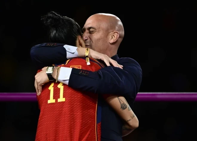 Noslēgusies tiesas prāva pret seksuālajā vardarbībā apsūdzēto bijušo Spānijas Futbola federācijas prezidentu