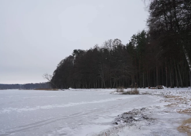 Daugavpilī sestdien atcels aizliegumu atrasties uz pilsētas ūdenstilpju ledus, izņemot Daugavu